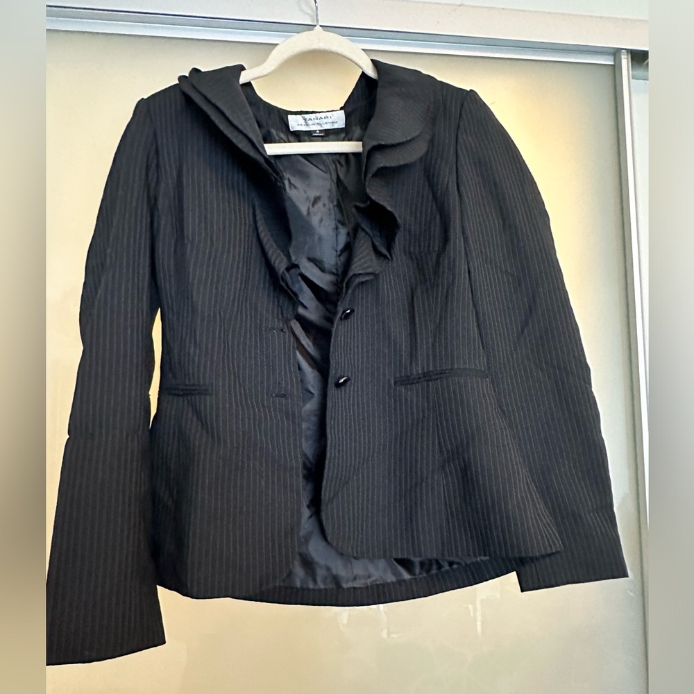 Tahari Arthur Levine Blazer Jacket size 4 black with pinstripes